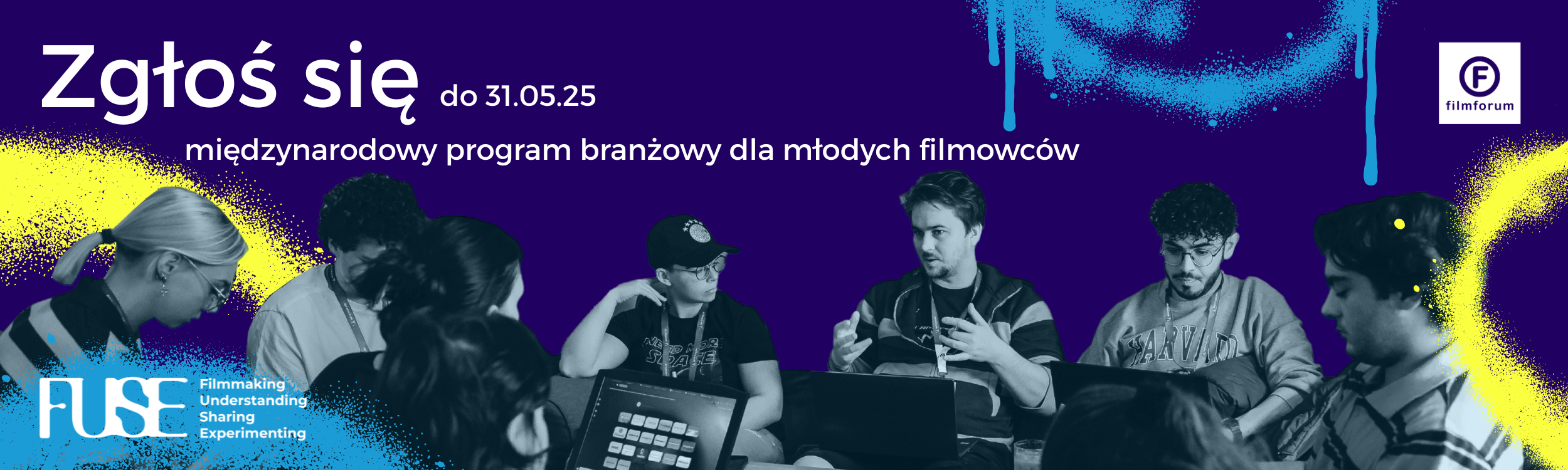 Grupa młodych ludzi siedzi wokół stołu, rozmawiając i patrząc na ekrany laptopów. Nad nimi fioletowe tło z żółtymi i niebieskimi plamami farby. Tekst po polsku: "Zgłoś się do 31.05.25" i "międzynarodowy program branżowy dla młodych filmowców". W lewym dolnym rogu logo "FUSE: Filmmaking Understanding Sharing Experimenting", a w prawym górnym rogu logo "FILMFORUM".