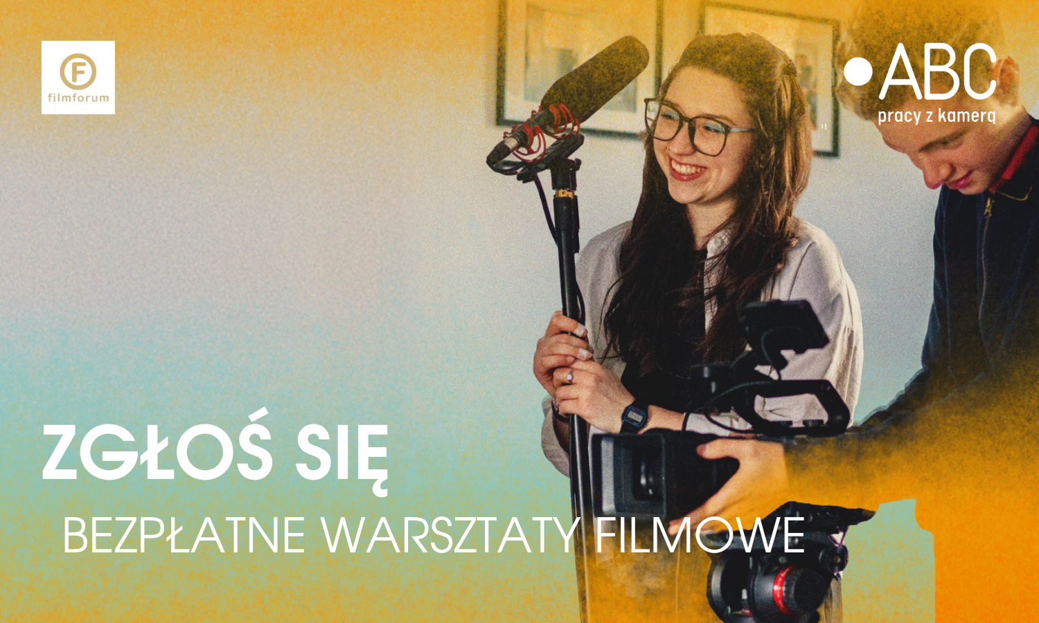 Zbliżenie na osobę trzymającą kamerę filmową. Obraz jest w odcieniach żółci i brązu, z wyraźną teksturą. W tle widoczne są fragmenty żółtych i pomarańczowych plam. W lewym górnym rogu znajduje się białe logo "Filmforum". W prawym górnym rogu biały napis "ABC pracy z kamerą". W lewym dolnym rogu biały tekst: "Zgłoś się BEZPŁATNE WARSZTATY FILMOWE".