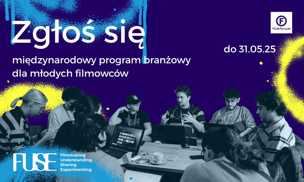 Grupa młodych ludzi siedzi wokół stołu, rozmawiając i patrząc na ekrany laptopów. Nad nimi fioletowe tło z żółtymi i niebieskimi plamami farby. Tekst po polsku: "Zgłoś się do 31.05.25" i "międzynarodowy program branżowy dla młodych filmowców". W lewym dolnym rogu logo "FUSE: Filmmaking Understanding Sharing Experimenting", a w prawym górnym rogu logo "FILMFORUM".