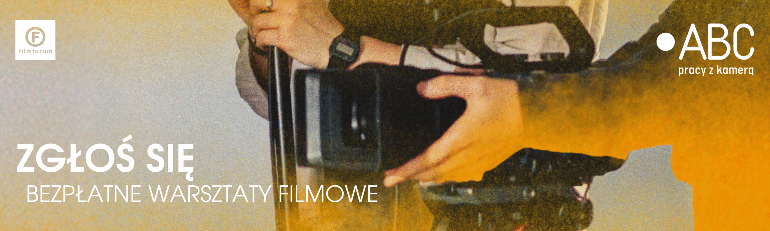 Zbliżenie na osobę trzymającą kamerę filmową. Obraz jest w odcieniach żółci i brązu, z wyraźną teksturą. W tle widoczne są fragmenty żółtych i pomarańczowych plam. W lewym górnym rogu znajduje się białe logo "FILMFORUM". W prawym górnym rogu biały napis "ABC pracy z kamerą". W lewym dolnym rogu biały tekst: "Zgłoś się BEZPŁATNE WARSZTATY FILMOWE".