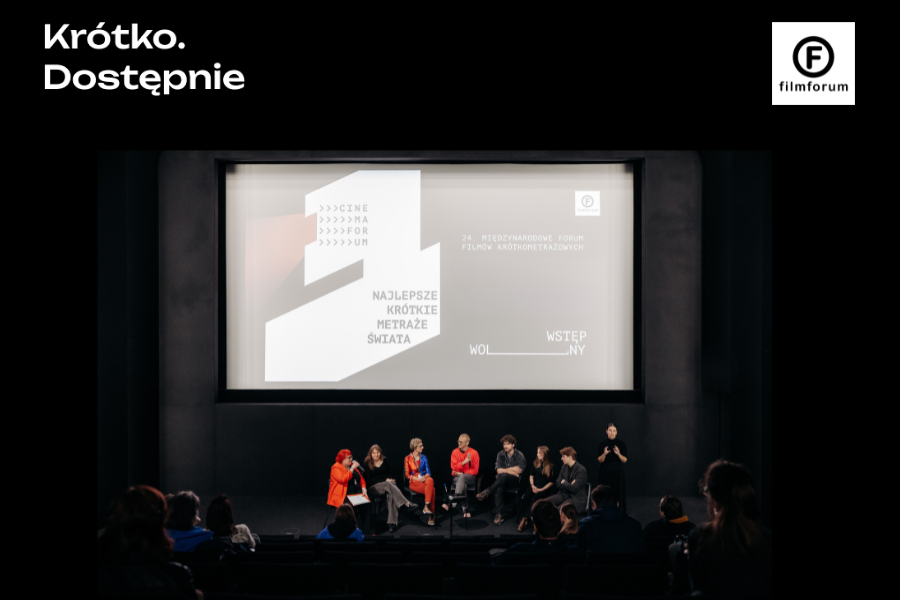 Grafika promująca projekt ‘Krótko. Dostępnie’ na czarnym tle. U góry biały napis z nazwą projektu, w prawym górnym rogu logo FILMFORUM. W centralnej części zdjęcie z sali kinowej: na scenie siedem osób uczestniczy w dyskusji po seansie, obok stoi tłumacz języka migowego. Na dużym ekranie za nimi widoczny napis ‘Najlepsze krótkie metraże świata’. Na widowni siedzą uczestnicy wydarzenia.