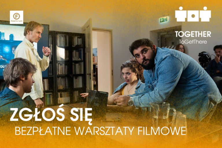 Grupa młodych osób pracuje przy stole z laptopem w przestrzeni warsztatowej; uczestnicy rozmawiają i analizują projekt filmowy, jedna osoba patrzy w stronę widza. Na grafice widnieje napis „Zgłoś się – bezpłatne warsztaty filmowe” oraz logotypy organizatorów warsztatów: FILMFORUM i ToGetThere.