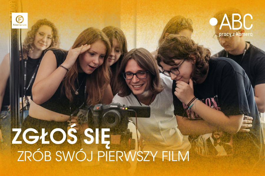 Grupa młodych filmowców i filmowczyń podczas warsztatów filmowych ogląda materiał na ekranie kamery, ucząc się pracy na planie zdjęciowym w programie „ABC pracy z kamerą”; napis zachęcający do zgłoszenia i stworzenia pierwszego filmu.