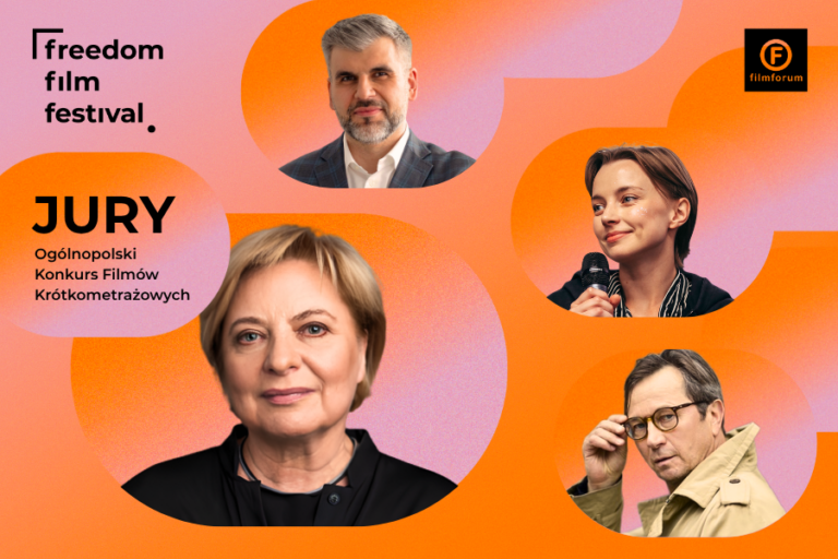 Grafika z pomarańczowo-różowym gradientem w tle, przypominającym zachód słońca. Na niebie widoczne są chmurki, na których umieszczono sylwetki Magdaleny Łazarkiewicz, Piotra Cyrwusa, Kamili Urzędowskiej i Macieja Rzączyńskiego, a także napis „Jury. Ogólnopolski Konkurs Filmów Krótkometrażowych”. W górnych rogach grafiki znajdują się logotypy FREEDOM Film Festival oraz Stowarzyszenia FILMFORUM.