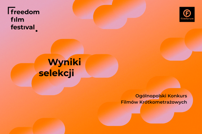Grafika z pomarańczowo-różowym gradientem w tle, przypominającym zachód słońca. Na niebie widoczne są chmurki, na których umieszczono napisy „Wyniki selekcji” oraz „Ogólnopolski Konkurs Filmów Krótkometrażowych”. W górnej części grafiki znajdują się logotypy FREEDOM Film Festival oraz Stowarzyszenia FILMFORUM.