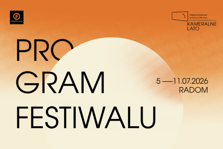 Kremowe słońce na pomarańczowo-kremowym tle. W centrum napis „Program Festiwalu”, obok daty i miejsce wydarzenia: 5–11.07.2026, Radom. U góry logotypy Kameralnego Lata i Stowarzyszenia FILMFORUM.