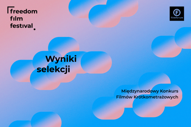 Grafika z niebiesko-różowym gradientem w tle, przypominającym zachód słońca. Na niebie widoczne są chmurki, na których umieszczono napisy „Wyniki selekcji” oraz „Międzynarodowy Konkurs Filmów Krótkometrażowych”. W górnej części grafiki znajdują się logotypy FREEDOM Film Festival oraz Stowarzyszenia FILMFORUM.