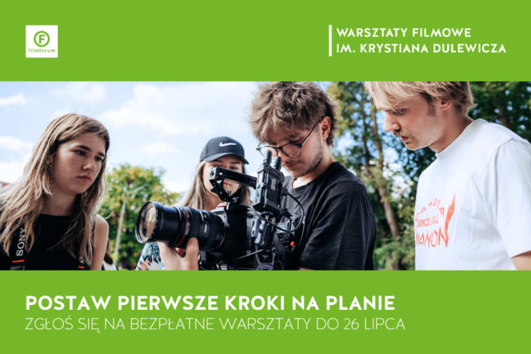 Uczestnicy i uczestniczki warsztatów filmowych pracują z profesjonalną kamerą na planie zdjęciowym w plenerze. Na grafice znajduje się hasło „Postaw pierwsze kroki na planie. Zgłoś się na bezpłatne warsztaty do 26 lipca” oraz logotyp Stowarzyszenia FILMFORUM i Warsztatów Filmowych im. Krystiana Dulewicza.
