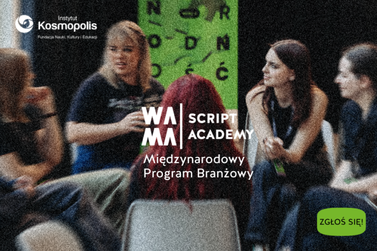 Uczestniczki siedzą w kręgu i rozmawiają podczas warsztatów. Na pierwszym planie logotyp WAMA Script Academy oraz napis „Międzynarodowy program branżowy" z wezwaniem „Zgłoś się!”.