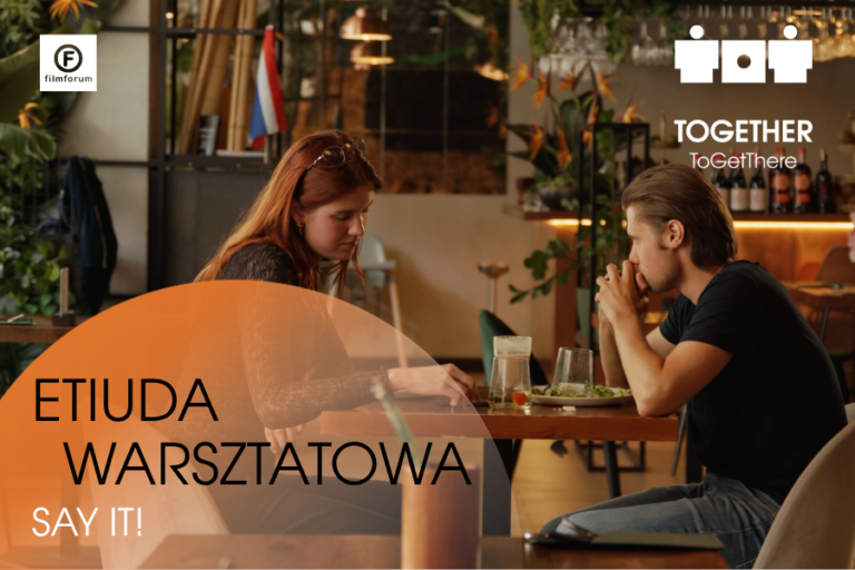 Dwie młode osoby siedzą naprzeciwko siebie przy stoliku w restauracji, pogrążone w ciszy. Na grafice widnieje napis „Etiuda warsztatowa – Say It!” oraz logotypy FILMFORUM i projektu TOGETHER.