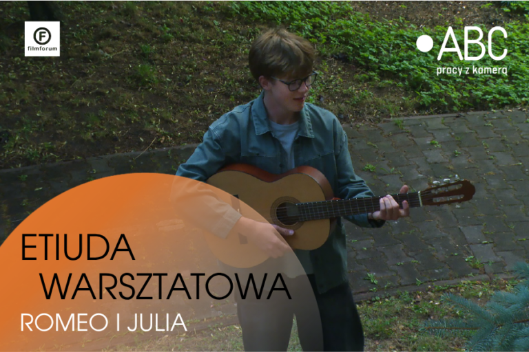 Etiuda warsztatowa „Romeo i Julia” – młody mężczyzna grający na gitarze w parku, z logotypami FILMFORUM i programu „ABC pracy z kamerą”.