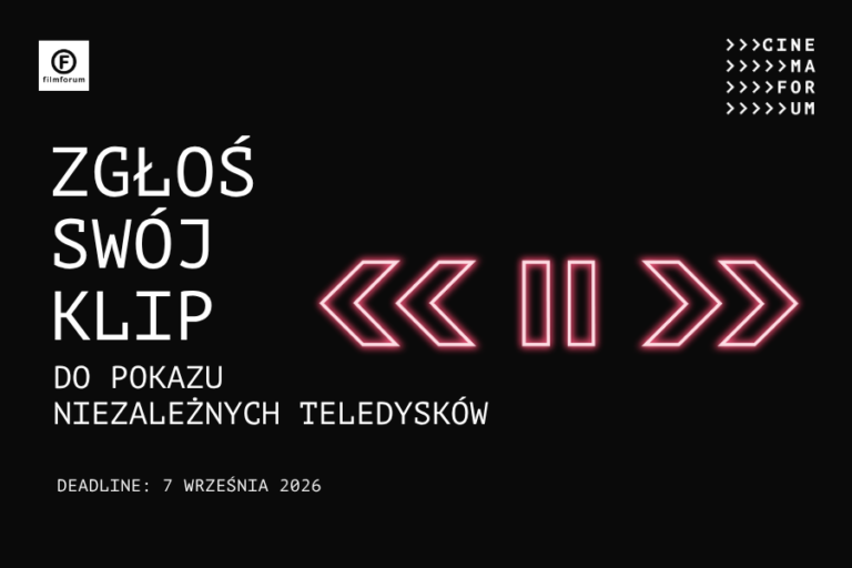 Czarny plakat naboru do pokazu niezależnych teledysków FILMFORUM. Po lewej duży napis: „Zgłoś swój klip do pokazu niezależnych teledysków”. Na środku różowe, neonowe symbole przewijania i pauzy. Na dole informacja: „Deadline: 7 września 2026” oraz „Więcej informacji i zgłoszenia: filmforum.pl”. W górnych rogach logotypy FILMFORUM i CINEMAFORUM.